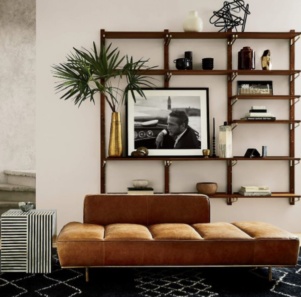 Rak dinding terbuka dengan perkakas dan perabotan kayu